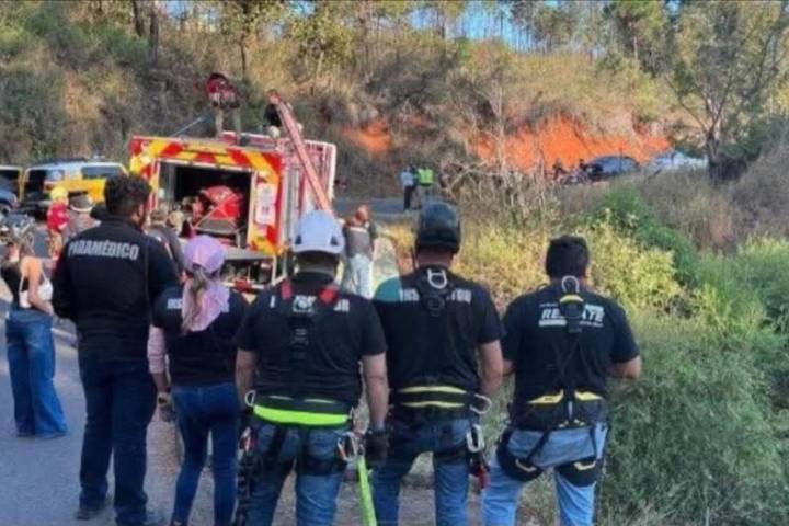 Localizan cadáver sin brazos en un barranco, en la carretera Uruapan-El Sabino