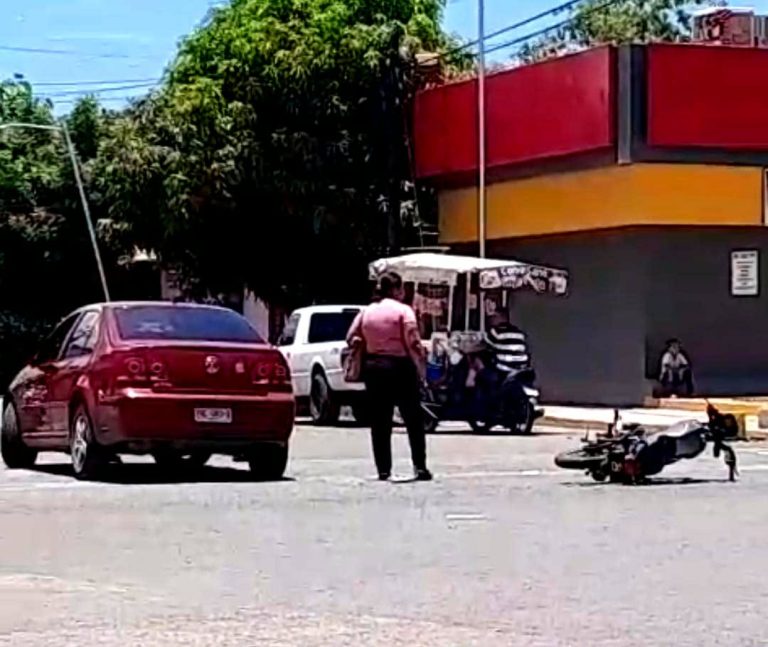 Adolescente motociclista resulta herida tras choque con automóvil en Apatzingán