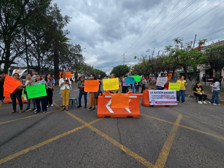 Trabajadores del Cobaem bloquean el Libramiento Surponiente de Morelia; exigen pago de prestaciones
