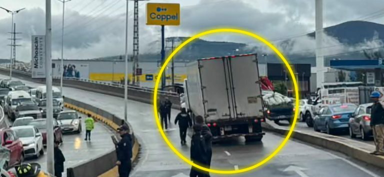 Tractocamiones chocan auto y lo proyectan contra muro divisorio en Morelia