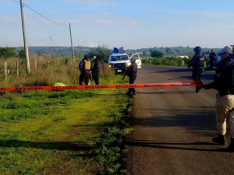 Abandonan ejecutado junto con un narcomensaje, en Tangamandapio