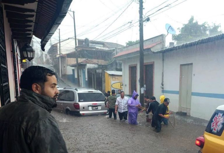Atienden afectaciones por tromba en Uruapan