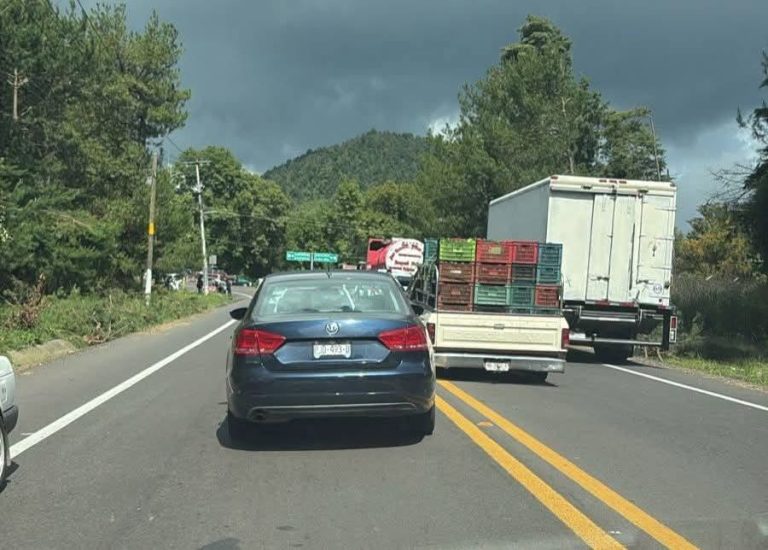 Bloquean la carretera Uruapan-Paracho; exigen búsqueda de dos desaparecidos