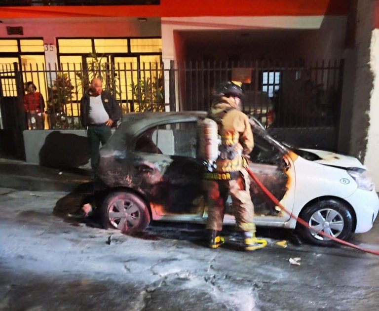 Criminales queman taxi en el Barrio Mágico de San Pedro