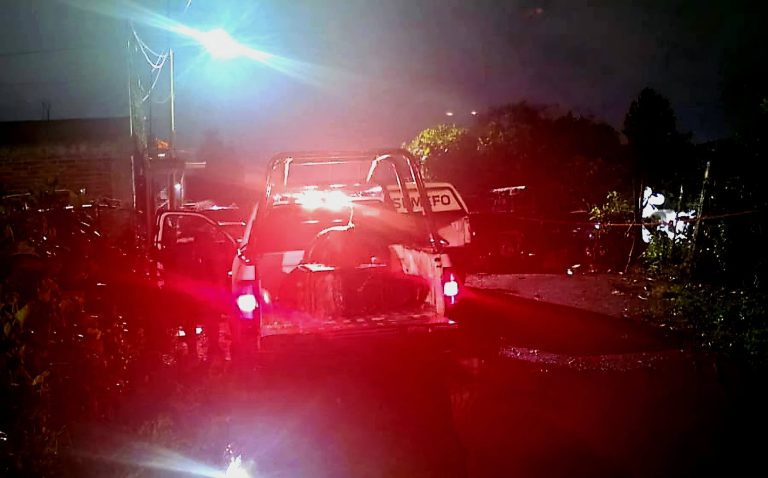 Hallan cadáver encobijado y putrefacto al oriente de Uruapan