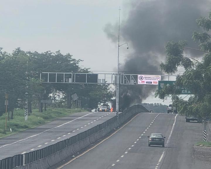 Arde camioneta limonera en la Apatzingán – Cuatro Caminos