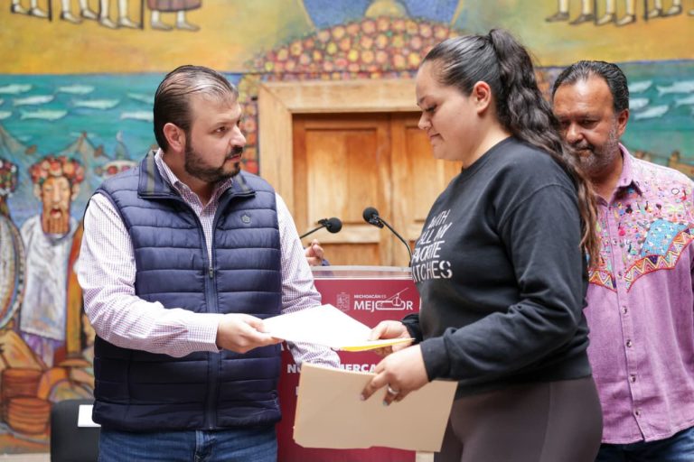 Gobierno estatal entrega apoyos por casi 7 mdp a comerciantes del Mercado de Pátzcuaro