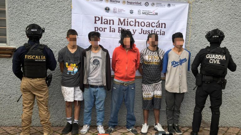 Cumplimenta FGE cateo en Morelia; asegura droga y detiene a cinco personas