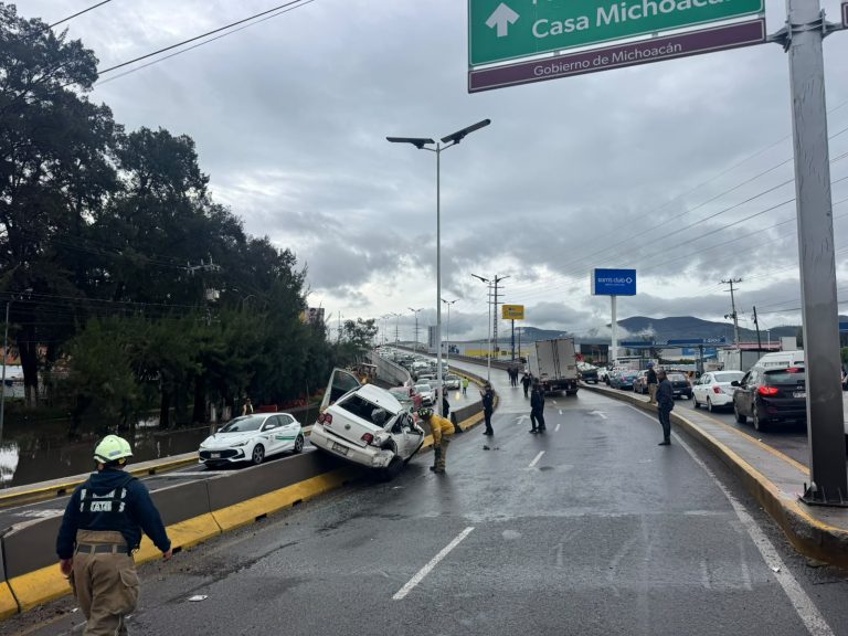 Tractocamiones chocan auto y lo proyectan contra muro divisorio en Morelia