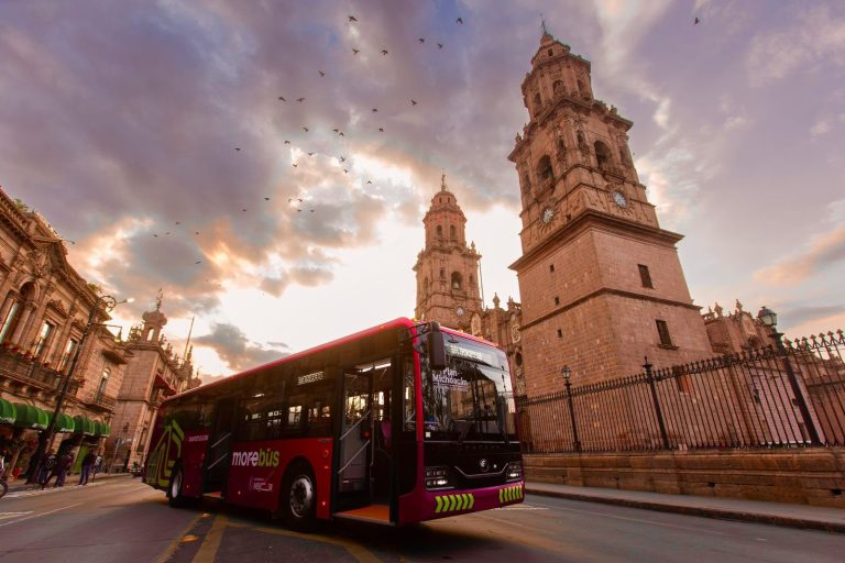 Morebús agilizará transporte de 76 mil usuarios diarios en Morelia: Bedolla