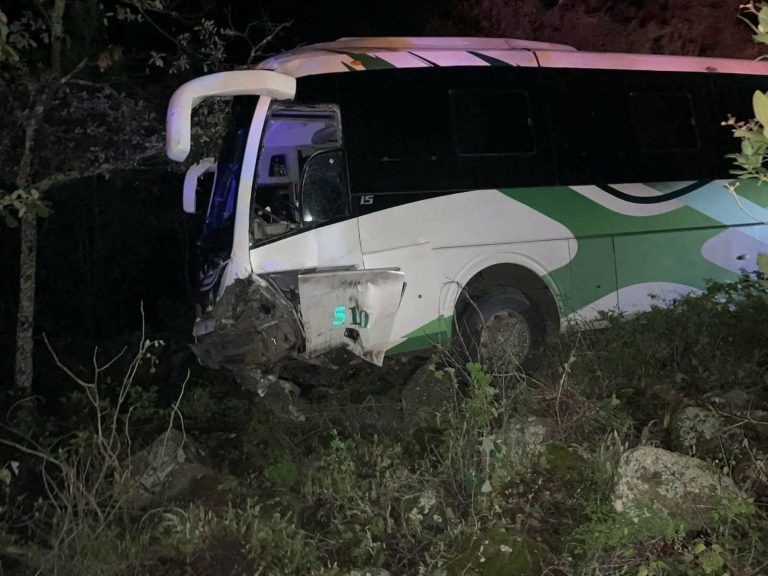 Autobús y vehículo particular protagonizan choque en la Quiroga-Zacapu ; hay una persona herida