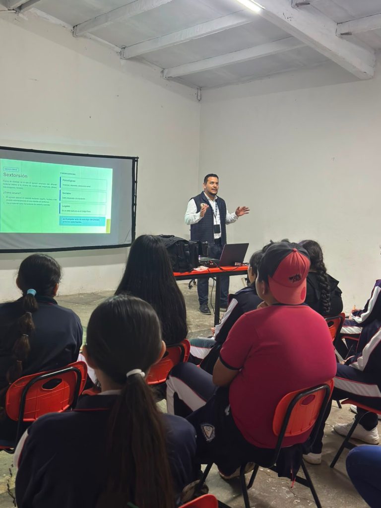 Promueve FGE prevención de delitos cibernéticos entre estudiantes y padres de familia de Morelia y Zitácuaro