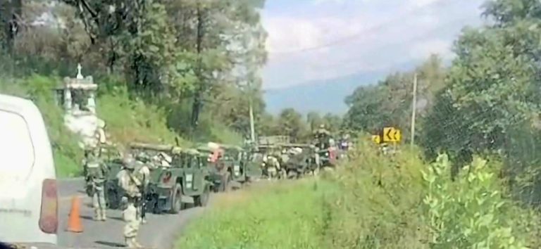 Vuelca camioneta del Ejército Mexicano en la Morelia-Quiroga; hay al menos siete heridos