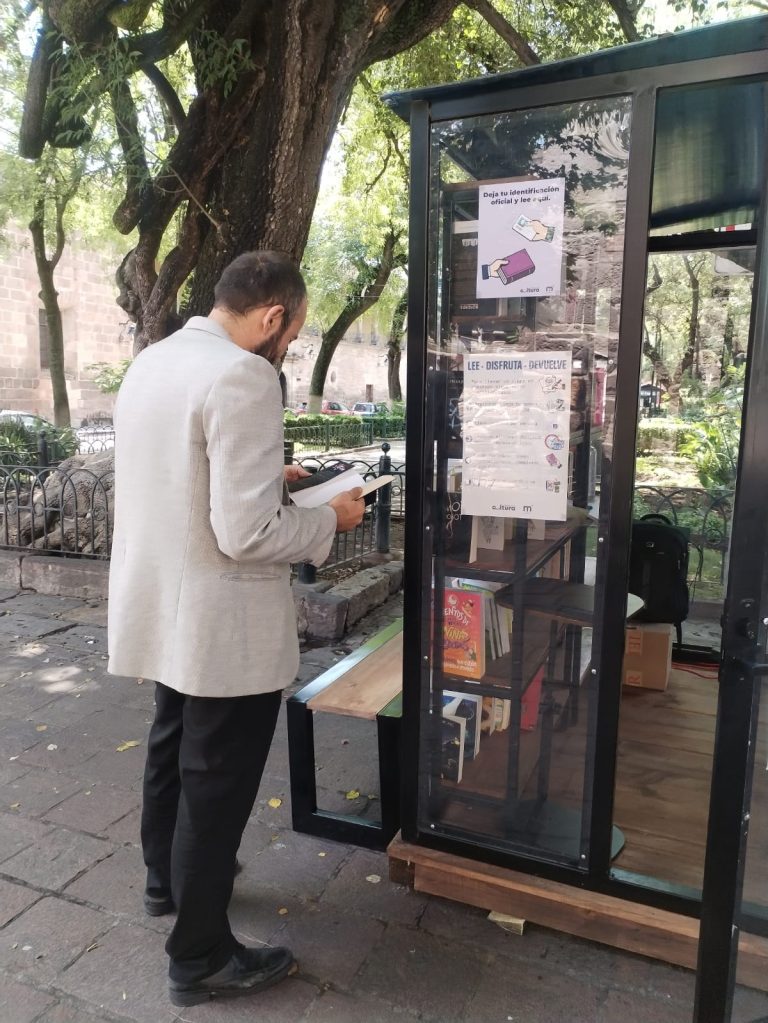 SeCultura Morelia detalla dinámica de préstamo de libros en cabinas de lectura