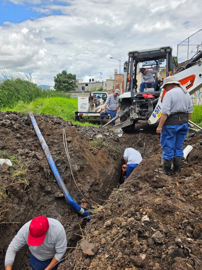 Ooapas repara fuga en la colonia Manantiales: Adolfo Torres