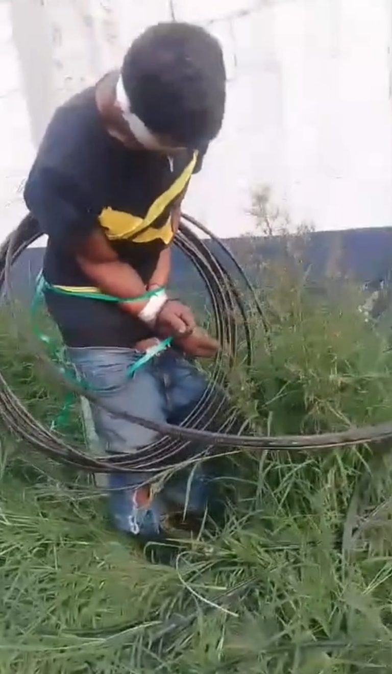 Vecinos golpean y amarran a un poste, a presunto ladrón en Uruapan