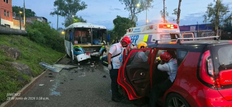 Se registran dos accidentes vehiculares en la avenida Madero Poniente de Morelia; hay un herido