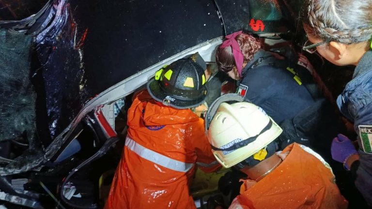 Choque de auto contra árbol deja dos muertos y un herido en la Morelia-Pátzcuaro
