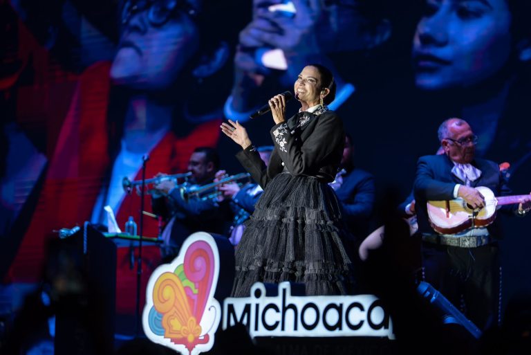 Natalia Jiménez estremece al Palacio del Arte en el cierre de conciertos del Jalo Futbolero