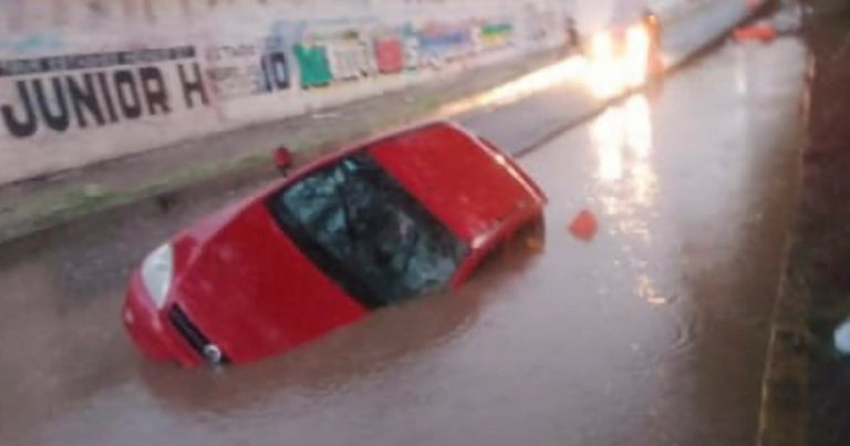 Intensa lluvia provoca inundaciones, vehículos varados y un accidente en Morelia