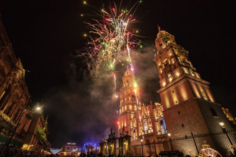 Fiebre mundialista arranca en Morelia con edición especial del encendido de Catedral