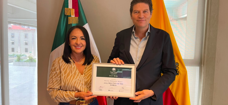 Recibe Alfonso Martínez reconocimiento internacional que distingue a Morelia como «Ciudad Árbol»