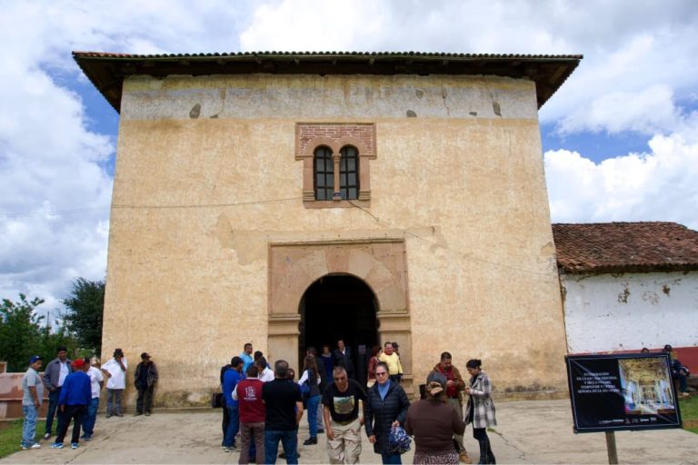 Gobierno estatal destina 1.5 mdp para restauración del Templo de Santa María Huiramangaro
