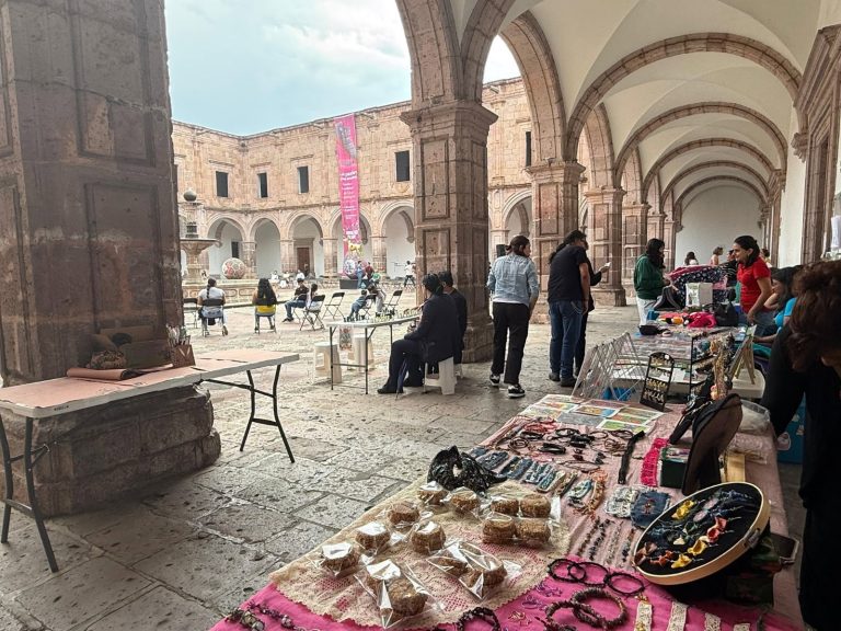 Vitrina de Arte y Orgullo: venta de arte local en Clavijero