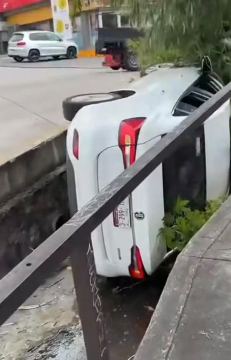 Auto cae a canal pluvial y termina volcado en la colonia Lomas de Vista Bella, Morelia