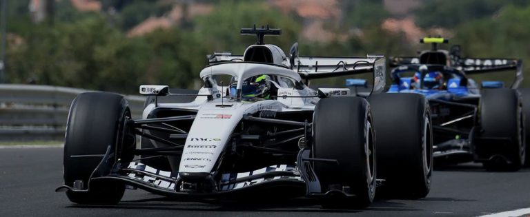 ‎Checo otra vez hasta atrás