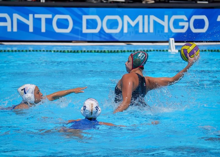 Cae plata en polo acuático femenil