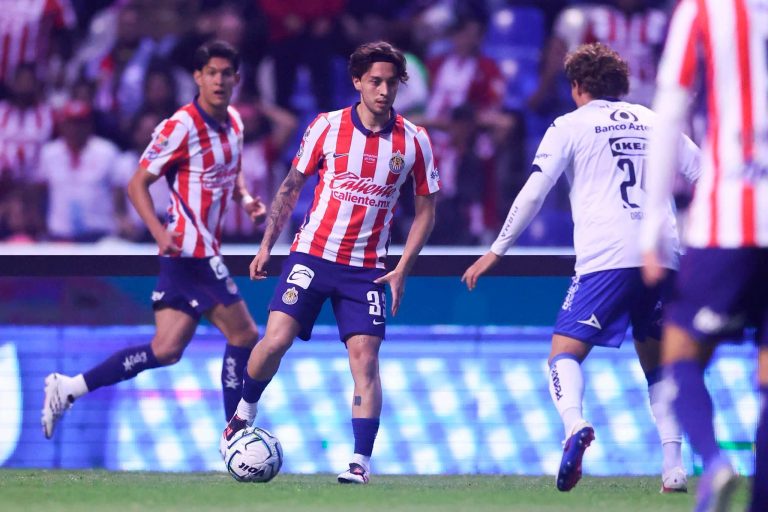 Encharcado empate de Chivas
