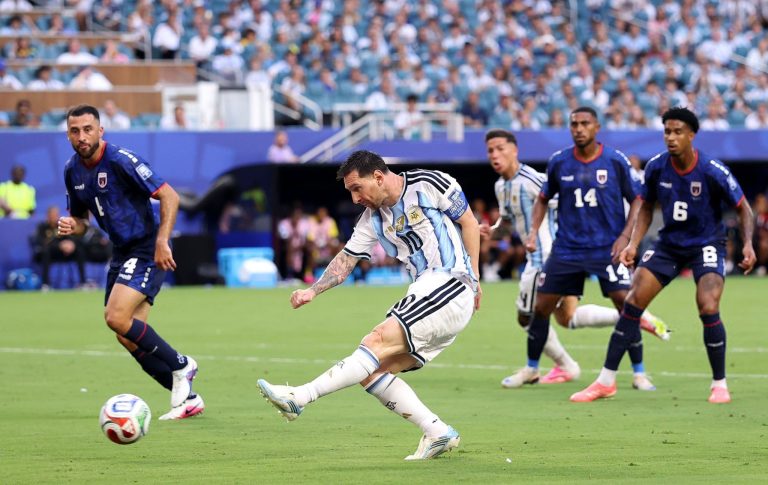 Argentina, sufre pero avanza 