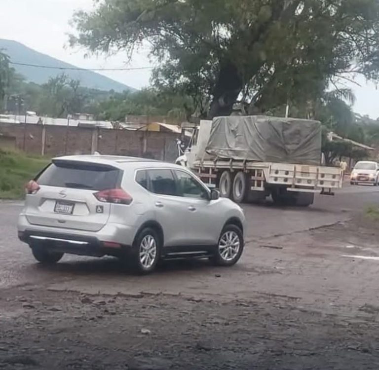 Delincuentes atacan a policias municipales de Tingüindín; hay un oficial herido por esquirlas