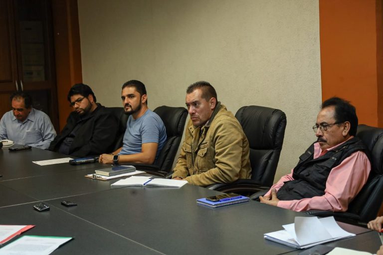 Adolfo Torres mantienen diálogo permanente con vecinas y vecinos de Primo Tapia