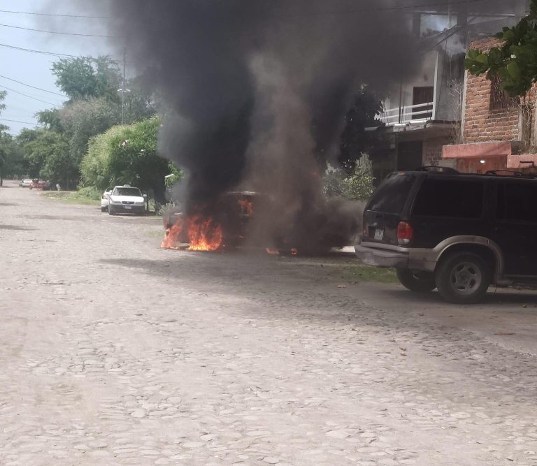 Suman 3 taxis Maquinas Rojas quemados por delincuentes en Apatzingán, en menos de 24 horas