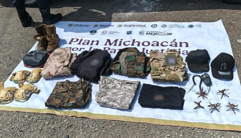 Tras persecución policías aseguran camioneta y equipo táctico, en Zamora