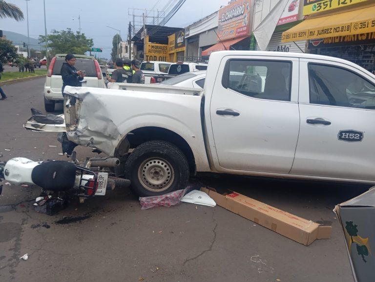Motociclista choca contra camioneta estacionada y muere en un hospital de Zamora
