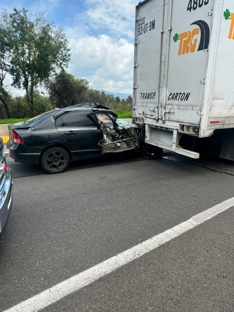 Auto choca contra retaguardia de tractocamión en la Morelia-Pátzcuaro; hay un herido