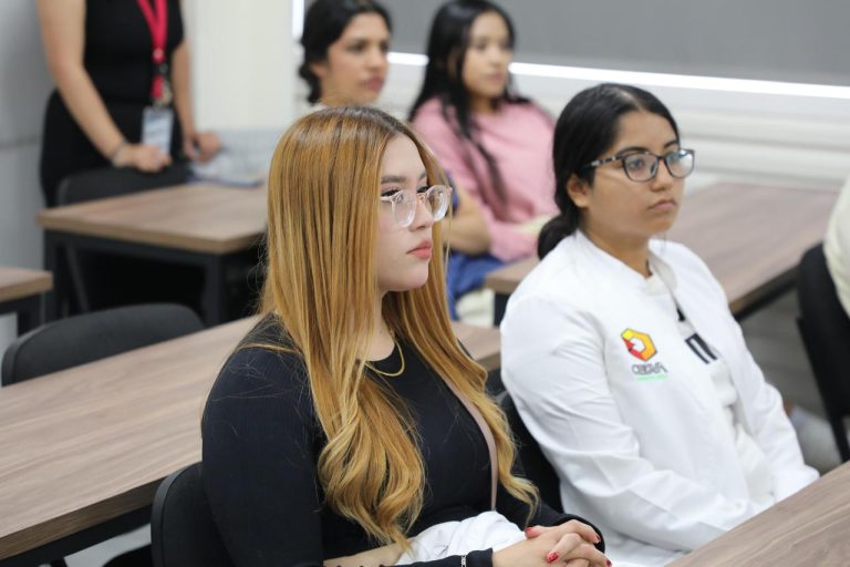 FGE fortalece la formación académica de estudiantes de Odontología mediante visita guiada