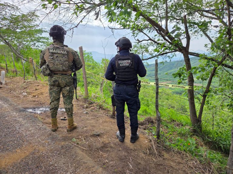 Localizan presunto artefacto explosivo artesanal sobre la carretera Tumbiscatio-Arteaga