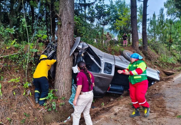Camioneta vuelca y se proyecta contra un árbol, su conductor termina prensado