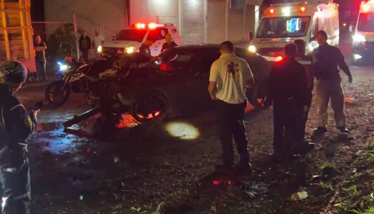 Auto deportivo choca contra árbol, en la calzada Juárez de Uruapan