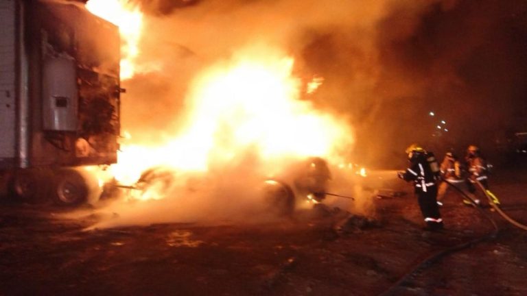 Incendio consume tres camiones de carga en la Central de Abastos de Uruapan