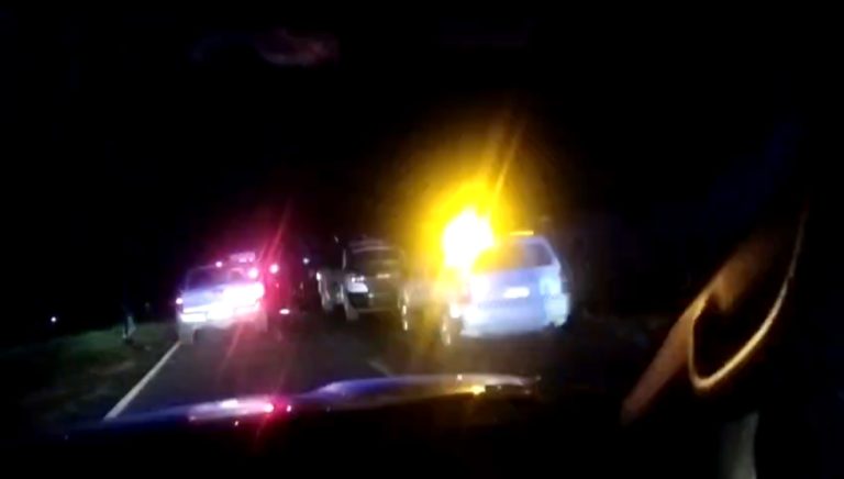Una mujer sin vida y un menor lesionado tras ser arrollados a bordo de su moto, la carretera Apatzingán–Aguililla