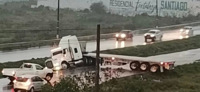 Tractocamión se accidenta en la carretera Morelia–Pátzcuaro