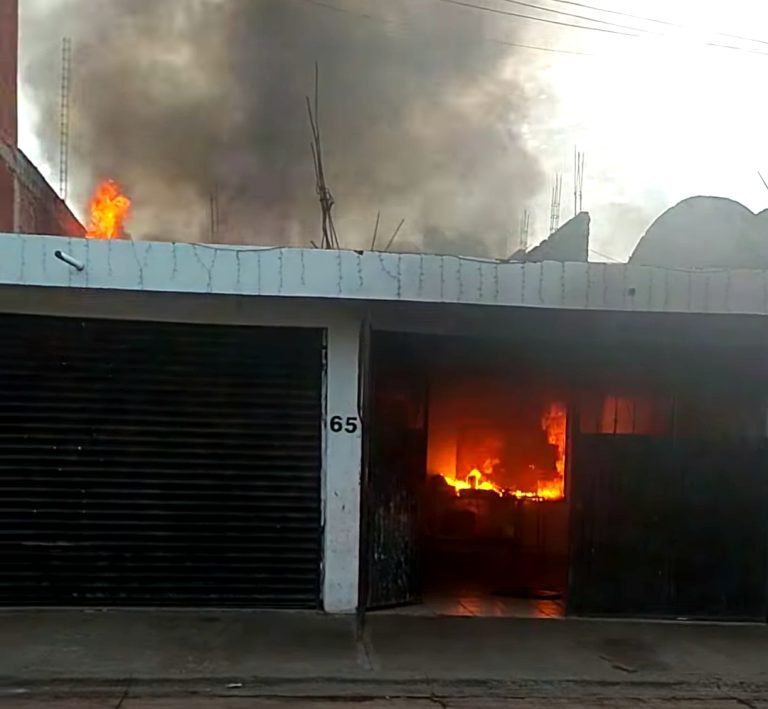 Incendio consume vivienda mientras sus habitantes estaban de vacaciones en Uruapan