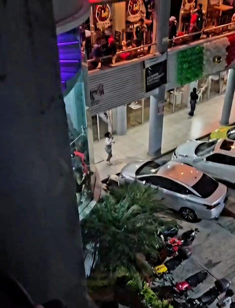 Una mujer fallecida y un hombre herido, tras agresión armada en la Plaza Atara de Uruapan