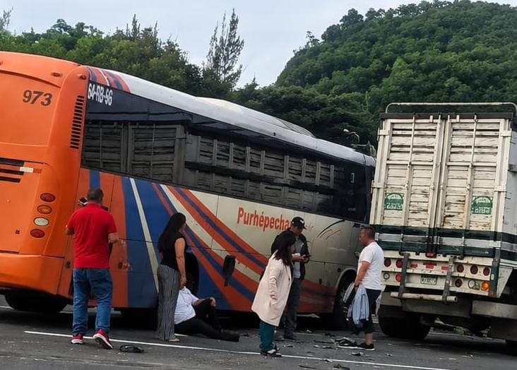 Choque entre autobús y camión de carga deja un lesionado en la Autopista Siglo XXI
