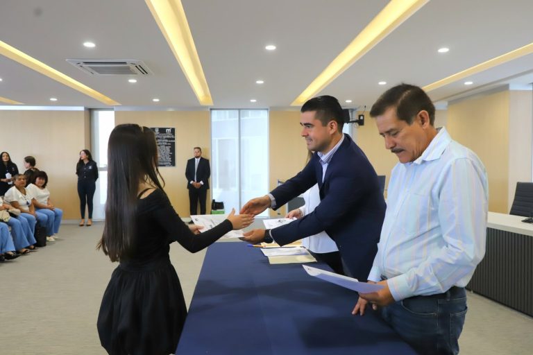 Paola Delgadillo impulsa el desarrollo comunitario con 487 egresados de los CECADES